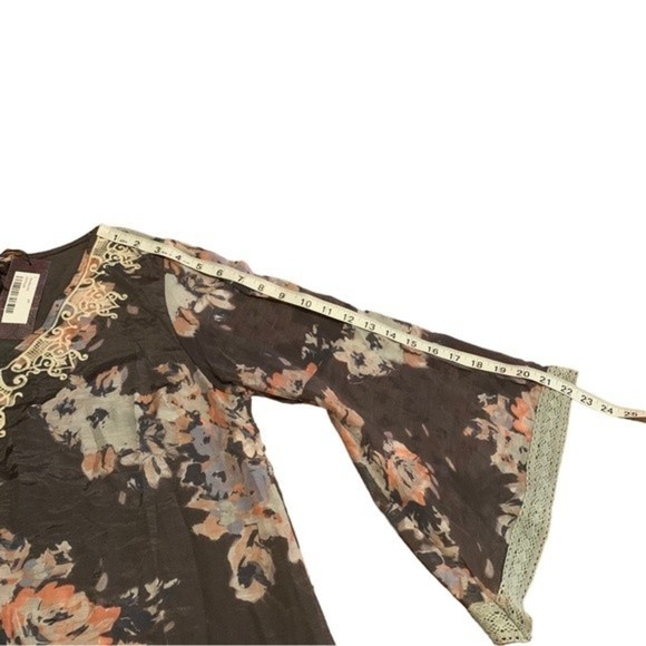 NWT Urban Mangoz Women’s Tunic Gray Floral Bell Sleeve Size Large - Picture 8 of 8